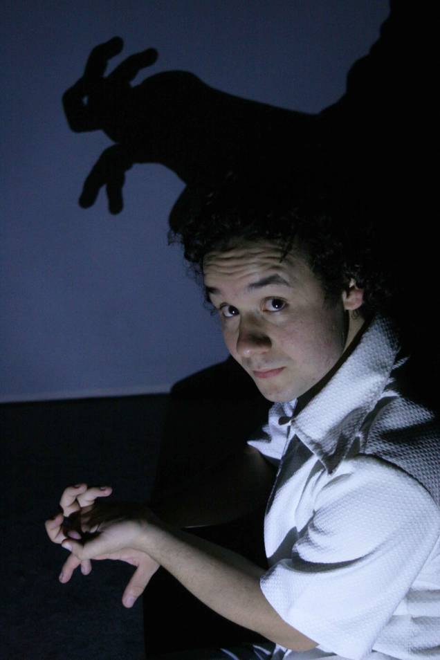 A Cortina da Babá: atores brincam com sombras e tecidos A Cortina da Babá: atores brincam com sombras e tecidos