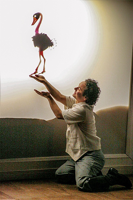 A Cortina da Babá: Marcelo Paixão interpreta um menino na montagem com teatro de sombras A Cortina da Babá: Marcelo Paixão interpreta um menino na montagem com teatro de sombras