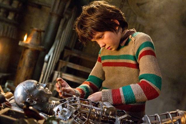 A Invenção de Hugo Cabret: menino descobre um misterioso robô que guarda um segredo A Invenção de Hugo Cabret: menino descobre um misterioso robô que guarda um segredo