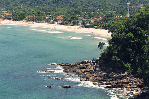 A praia de Maresias, ao fundo- caminhada de 30 minutos até chegar em Paúba