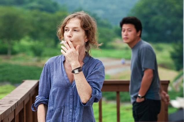 A Visitante Francesa: Isabelle Huppert interpreta três personagens em novo filme de Sang-soo Hong A Visitante Francesa: Isabelle Huppert interpreta três personagens em novo filme de Sang-soo Hong