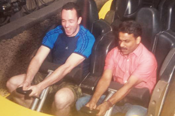 Homem leva taxista para visitar o parque temático da Ferrarri e faz sucesso na internet