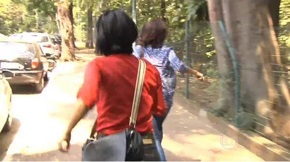 Repórter da Globo corre atrás de entrevistada em fuga e cena vira piada na internet