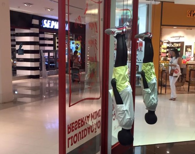 Reserva é acusada de racismo ao colocar manequins de ponta-cabeça em loja