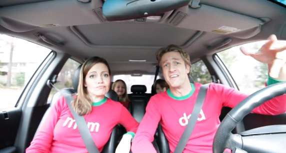 Família faz vídeo ao invés de mandar cartões de natal e o resultado é hilário; assista