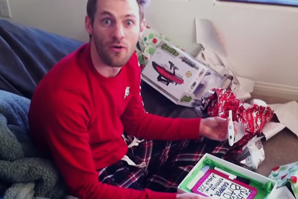 Comercial emocionante reúne vídeos de homens descobrindo que serão pais pela primeira vez