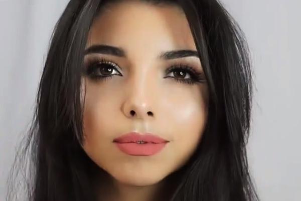 Maquiadora colombiana faz sucesso na internet com técnica simples para cortar a franja em casa