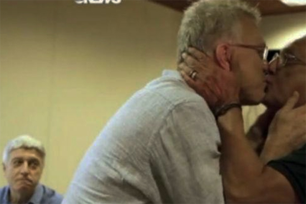 A reação do Caco Barcellos ao selinho do Galvão e do Bial define o especial Globo 50 Anos