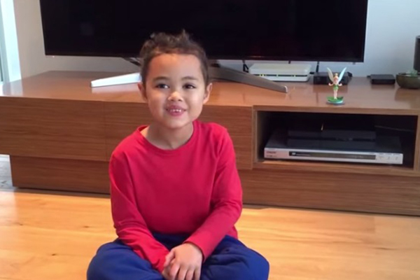 Os truques desta garotinha de 6 anos vão te deixar de queixo caído