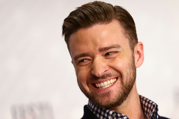 Justin Timberlake posa com filho de dois meses pela primeira vez
