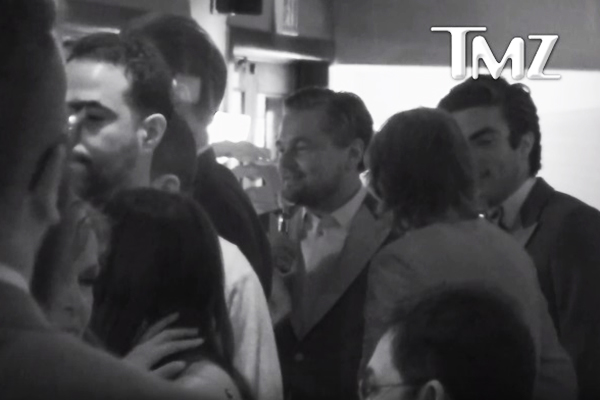Leonardo DiCaprio comemorou tanto a vitória no Oscar que quase esquece o famoso prêmio em evento