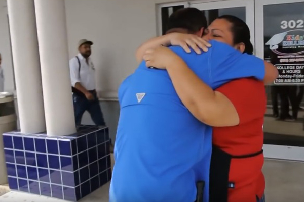 Após se atrasar para o trabalho, cozinheira recebe presente especial do patrão em vídeo emocionante