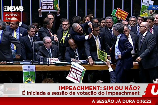 Deputados cometem erro gramatical gravíssimo durante votação do impeachment e gafe virada piada na internet
