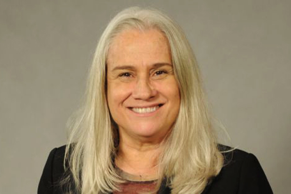 Vera Holtz encontra maneira para lá de curiosa para desejar boa Páscoa nas redes sociais