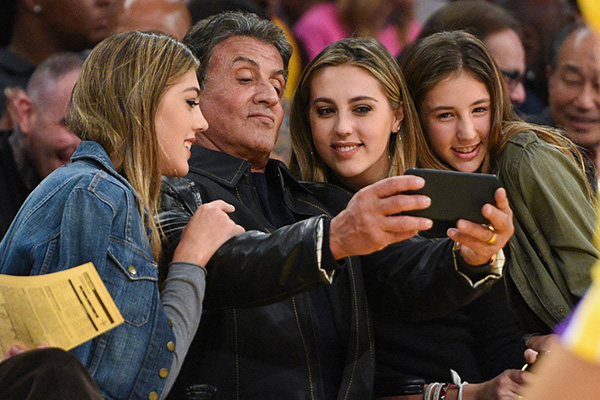 Aos 17 anos, filha de Sylvester Stallone estrela como modelo em campanha publicitária