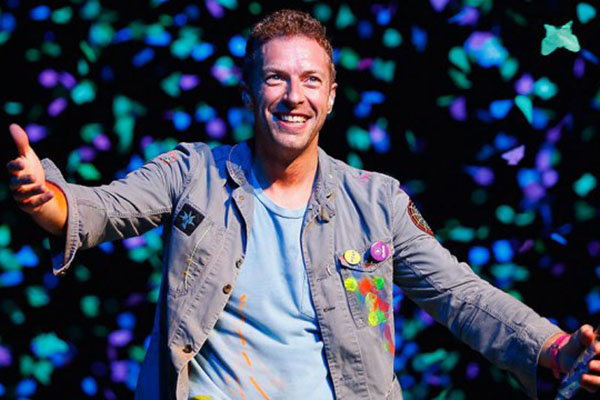 Filhos de Chris Martin e Gwyneth Paltrow cantam ao lado do pai durante apresentação do Coldplay