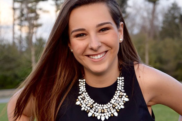 Após chegar atrasada no colégio, jovem encontra maneira surpreendente para se desculpar com professor