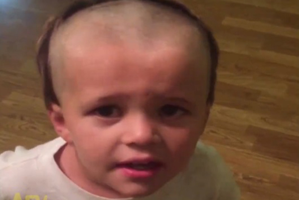 Garotinho raspa a cabeça usando o barbeador do pai e se arrepende profundamente