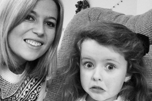 Mãe escreve desabafo após ser criticada por trabalhar enquanto cria filha de 4 anos