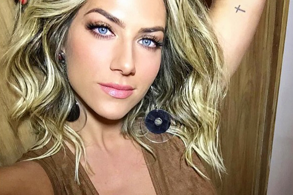 Em foto antiga, Giovanna Ewbank aparece com a filha Titi no colo em Malawi, África