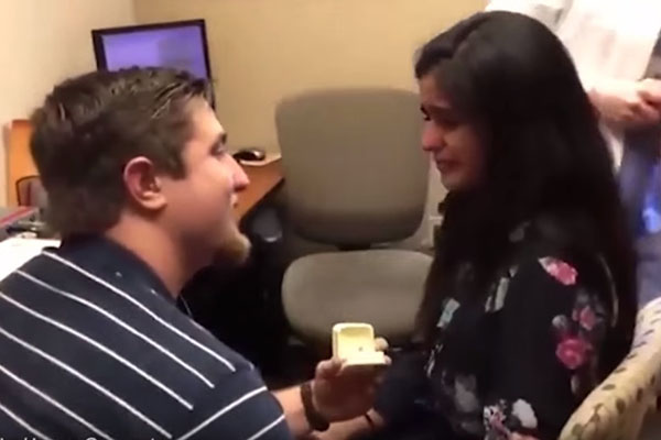 Após receber aparelho auditivo e ouvir pela primeira vez, mulher é surpreendida com pedido de casamento