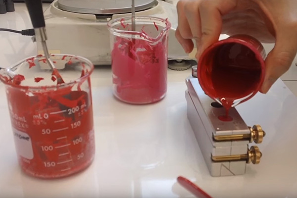 Atenção, fãs de maquiagem: vídeo hipnotizante mostra como batons são produzidos