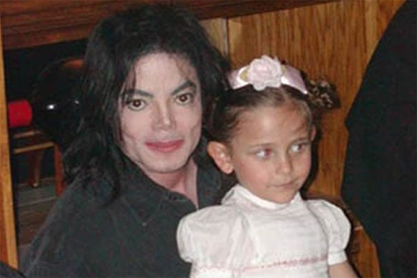 Filha de Michael Jackson posta fotos com namorado e surpreende por transformação