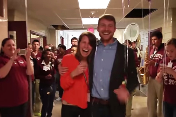 Professor pede namorada em casamento com ajuda de seus alunos em vídeo adorável