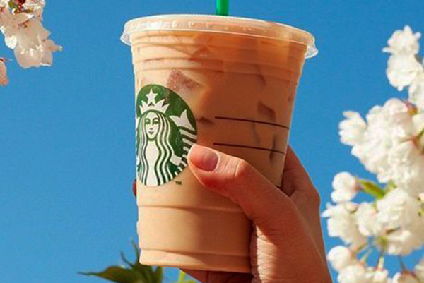 A rede de cafeterias Starbucks está sendo processada por colocar muito gelo em suas bebidas