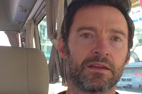 Vídeo registra Hugh Jackman salvando banhistas de mar agitado em praia australiana