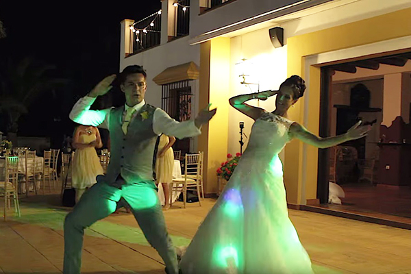 Recém-casados surpreendem convidados com primeira dança MUITO diferente