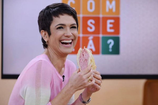 Sem maquiagem, Sandra Annenberg anuncia mudanças do “Jornal Hoje” para a Olimpíada