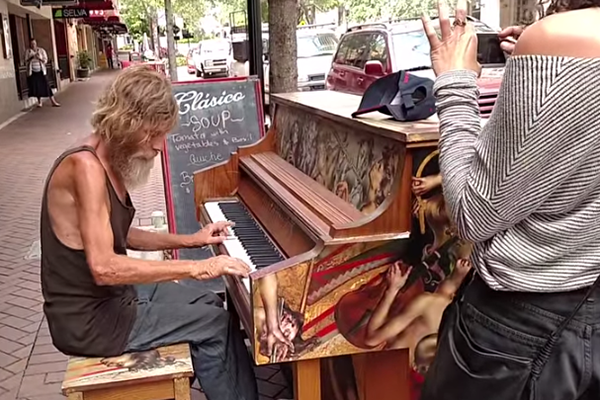 Internet consegue ajuda para morador de rua que encantou pedestres ao tocar piano