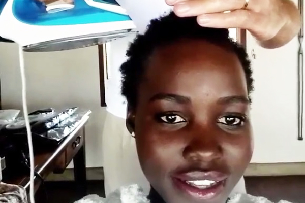 Na hora do aperto, Lupita Nyong’o usa ferro de passar para compor look