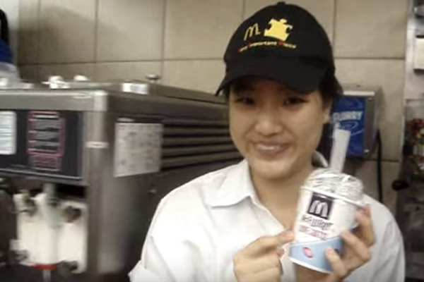 Em vídeo, funcionária do McDonald’s revela o segredo da colher bizarra do McFlurry