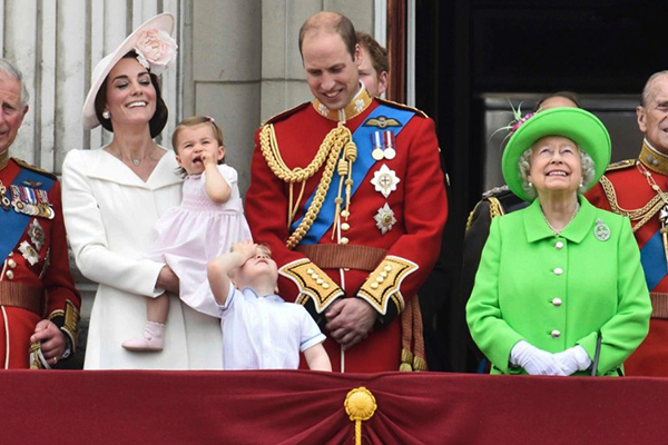 Em vídeo, rainha Elizabeth II é flagrada dando um “puxão de orelha” no neto príncipe William