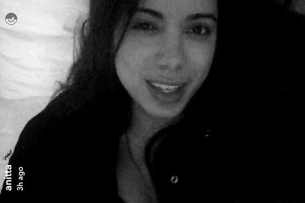 Após polêmica, Anitta usa conta pessoal no Snapchat para explicar suposta expulsão de fã do palco