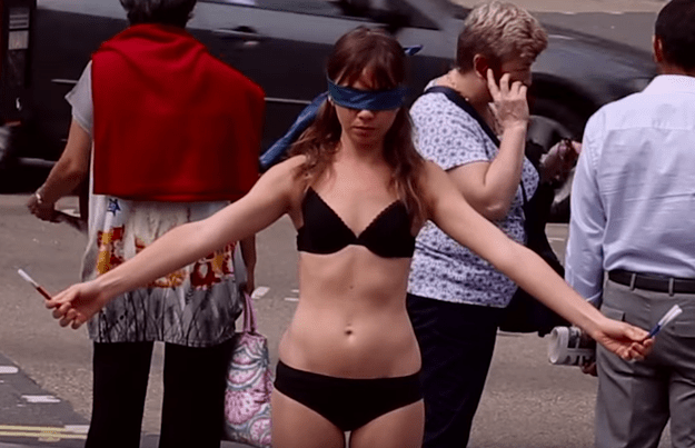 Esta garota ficou apenas com sua roupa de baixo numa praça movimentada por uma boa causa