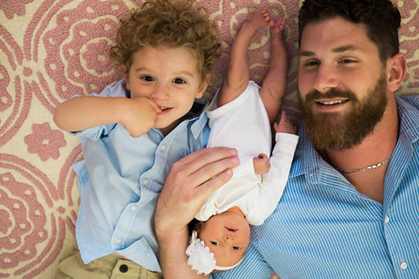 Em vídeo, pai defende mães que estão amamentando seus bebês em lugares públicos