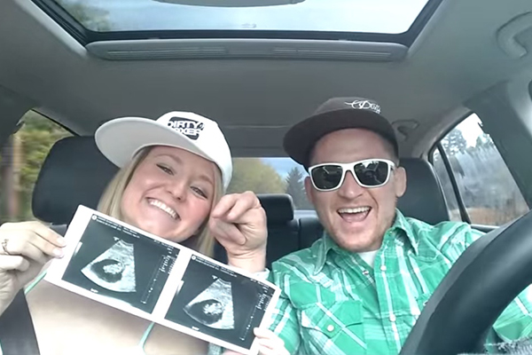 Casal anuncia gravidez usando a música de ‘Um Maluco no Pedaço’