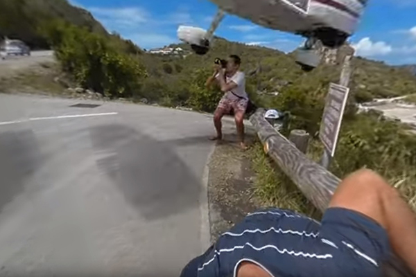 Em vídeo, turista quase perde a cabeça ao tentar fotografar avião que voava baixo demais