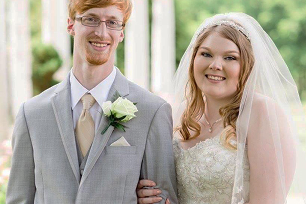 Casal quebra tradições ao convidar duas damas de honra muito especiais para o casamento