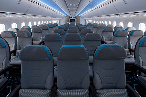 Jornalista registra atitude egoísta de jovem em avião e foto faz sucesso na internet