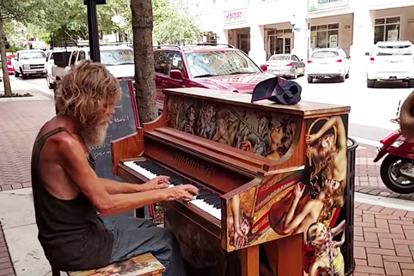 Morador de rua surpreende pedestres ao tocar belas músicas em piano público