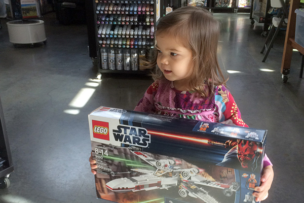 Garotinha de dois anos e meio cantarola tema de “Star Wars” em vídeo adorável