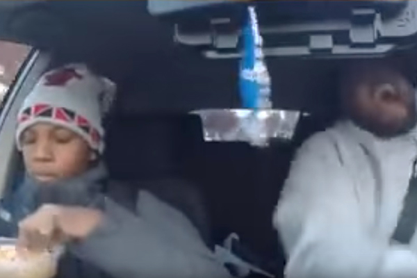 Este adolescente não poderia se importar menos com a performance divertida de seu pai