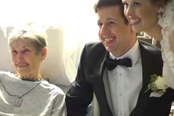 Casal abandona sua festa de casamento para visitar a avó da noiva no hospital