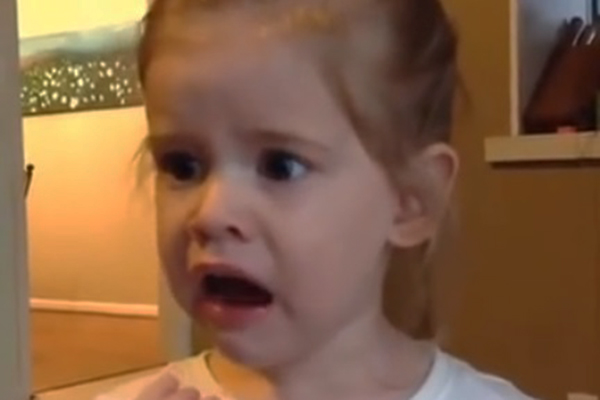 Garotinha de 2 anos experimenta seu primeiro doce azedinho e não gosta nada da experiência