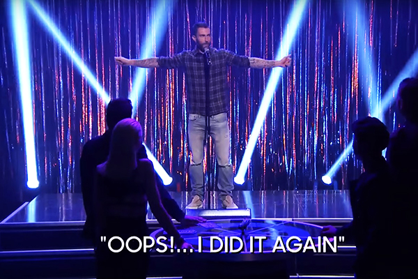 Adam Levine mostra que é tão fã da Britney Spears quanto você em programa de TV americano