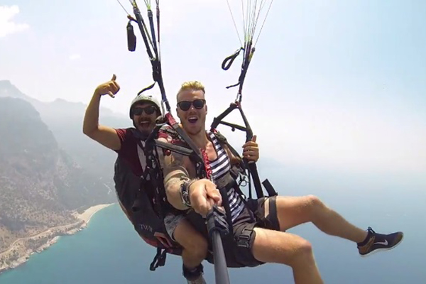 O vídeo das férias deste rapaz extremamente bonito estão levando a internet à loucura